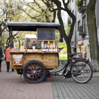 Pán Králiček je prvá pojazdná kaviareň v Bratislave. Má bicyklovú trojkolku s voňavým mahagónovým boxom a na ňom kávovar nielen pre parádu. Profesionálny prístup k príprave ako aj vlastná čerstvo pražená káva zabezpečia jedinečnú skúsenosť pre každého.