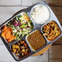 Thali "veggie plné chutí" - Naša vegánska ponuka je plná čerstvých surovín a výnimočná najmä svojou rozmanitosťou autentických a exotických chutí. Na Jarné Vegánske hody Vám prinesieme indické a thajské vegánske curry omáčky, pripravované našimi indckými kuchármi, no aj skvelý Hlivový perkelt vo vegánskom šate. V ponuke nájdete aj chrumkavý snack a vo vitríne vás bude čakať niečo sladké. Tešíme sa na vás :)